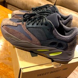 Yeezy 700 “Mauve” size 9.5 mens